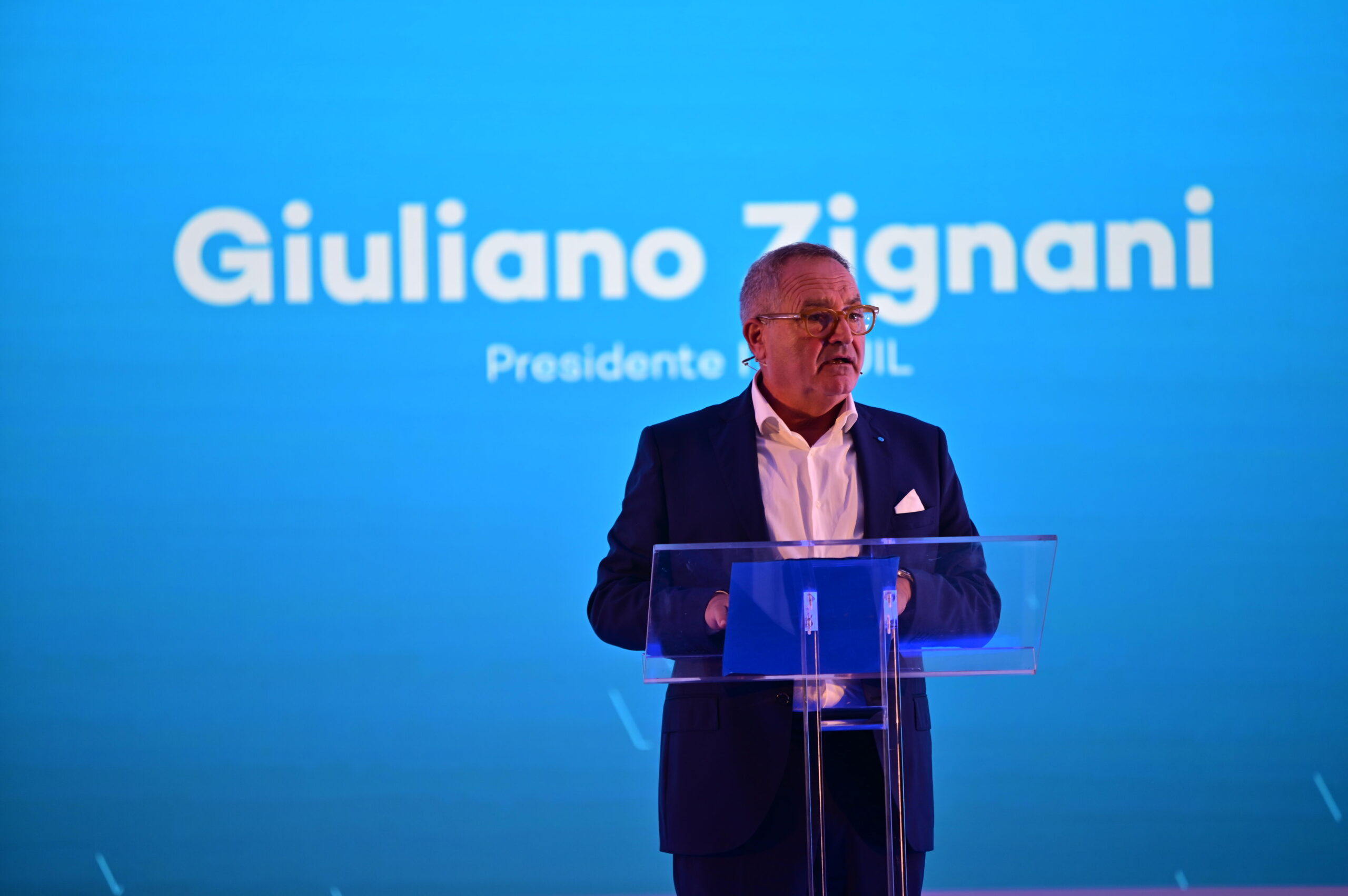 Il Presidente del Patronato Ital Uil, Giuliano Zignani, sul palco durante la sua relazione al Bilancio sociale del Patronato Ital