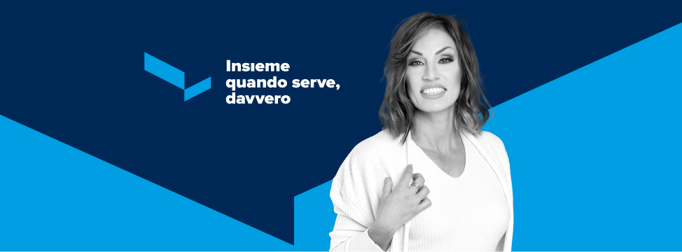 La fotografia riporta in primo piano l'immagine di Annalisa Minetti, testimonial della Campagna ITAL "Insieme quando serve, davvero". Annalisa Minetti indossa un abito bianco che fa contrasto con lo sfondo blu e azzurro: i colori scelti per la campagna e rappresentativi del Patronato ITAL