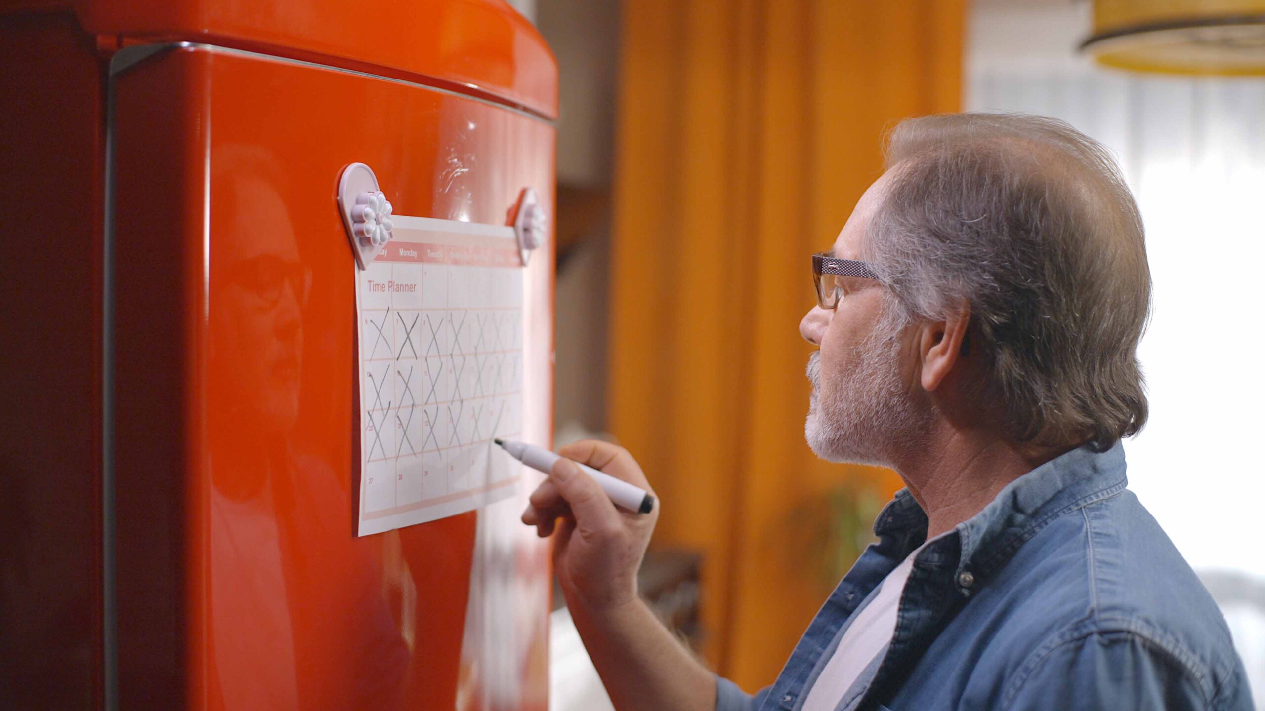Uomo adulto segna su un calendario le date di scadenza utili per presentare la domanda di anticipo pensionistico nel 2025