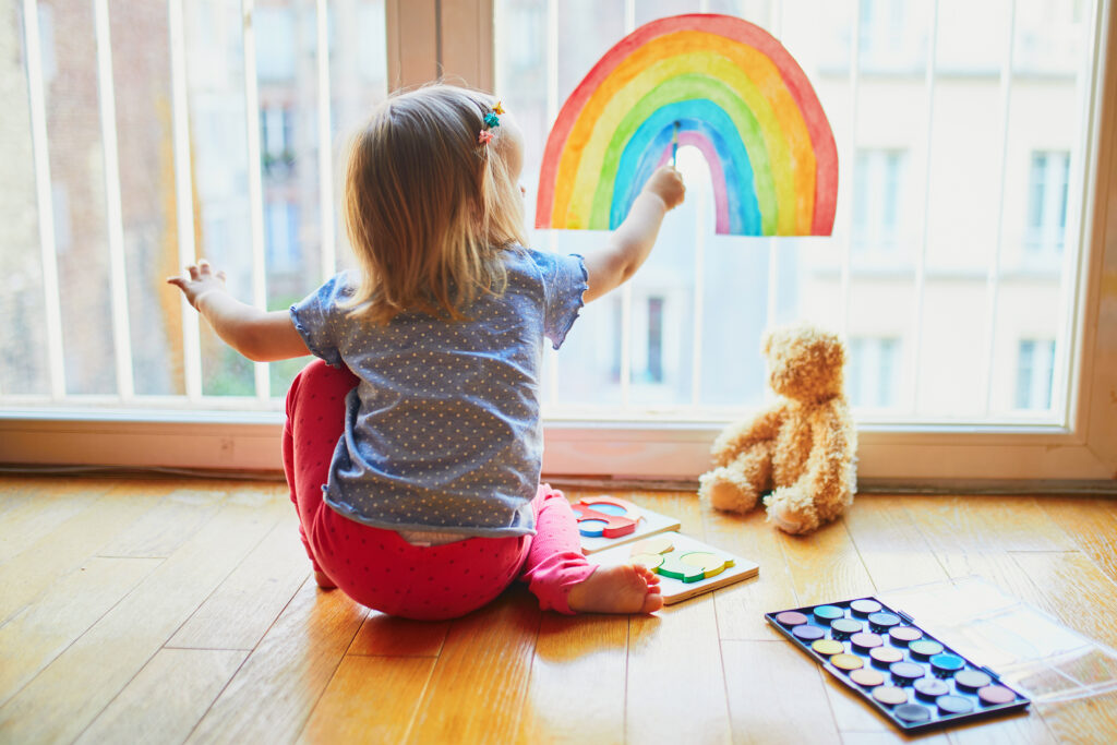 Bambina piccola che gioca mentre è all'asilo nido, la famiglia è aiutata dal bonus asilo nido come misura di welfare