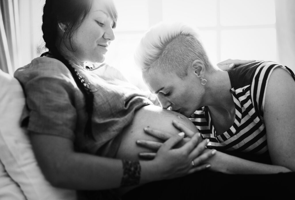 Coppia omossesuale felice perché aspettano un bambino. Sono madri intenzionali e a loro dal 2025 spetterà finalmente anche il congedo di paternità obbligatorio